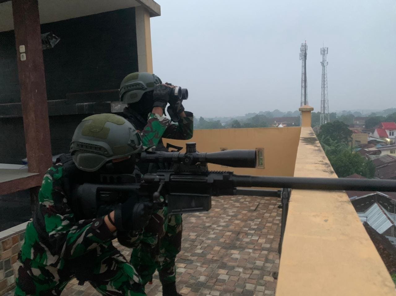 Personel TNI Dari Kodam IV/Diponegoro melakukan latihan pertempuran Kota di Purbalingga, Sabtu, 19/03. Foto : Dok