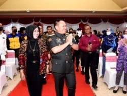 Rektor Universitas Dr. Sutomo (Unitomo) Dr. Siti Marwiyah, S.H., M.H., menerima kehadiran Kepala Staf Angkatan Darat (Kasad) Jenderal TNI Dudung Abdurachman, S.E., M.M. [Foto : Dok. Istimewa]