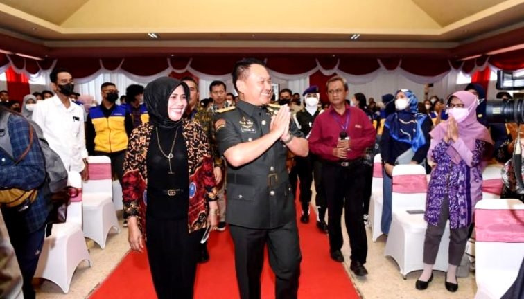 Rektor Universitas Dr Sutomo Unitomo Dr Siti Marwiyah SH MH menerima kehadiran Kepala Staf Angkatan Darat Kasad Jenderal TNI Dudung Abdurachman SE MM Foto Dok Istimewa